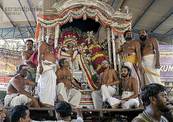 Prozession der Urchava-Gottheit mit Priester während des Arupathumoovar-Festes in Mylapore  Chennai  Tamil Nadu  Indien  Asien