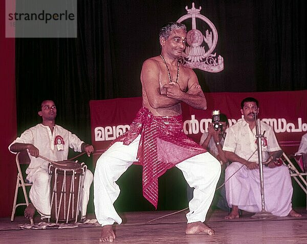 Kalamandalam Gopi demonstriert eine Kathakali-Übung in Kerala Kalamandalam  Cheruthuruthy bei Soranur  Kerala  Südindien  Indien  Asien