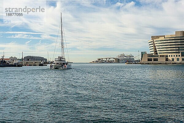 Das Segelboot verlässt den Yachthafen Port Vell und fährt in Richtung Hochsee  Barcelona. Der Yachthafen ist beliebt und ein wichtiges Ziel für Segeltörns