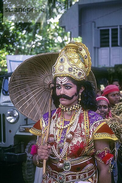 Maveli oder König Mahabali Modell Dressing mit Ornamenten und Regenschirm für Onam Festival in Kerala  Südindien  Indien  Asien