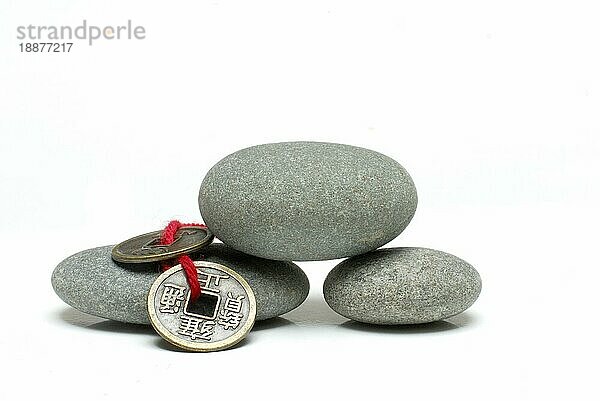 Gestapelte Steine und Chinesische Glücksmünzen  Münzen  Glücksmünzen  Glücksmünze  Münze  Freisteller  Objekt