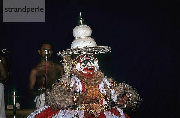 Hanuman in Kathakali Kalyana Sougandhikam Geschichte in Kerala Kalamandalam  Cheruthuruthy bei Soranur  Kerala  Südindien  Indien  Asien