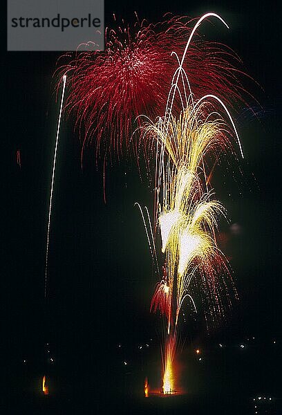 Feuerwerk beim Pooram-Fest in Thrissur Trichur  Kerala  Südindien  Indien  Asien