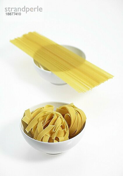 Verschiedene Nudelsorten: Spaghetti  Tagliatelle