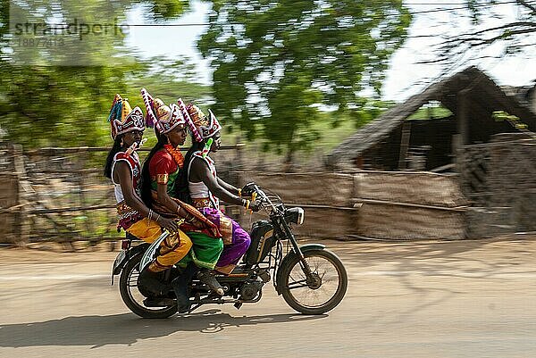 Männer verkleiden sich als Hindu-Götter und fahren auf einem Moped während des Dasara Dussera Dusera Festivals in Kulasai Kulasekharapatnam in der Nähe von Tiruchendur  Tamil Nadu  Südindien  Indien  Asien