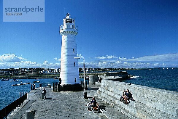 People at lighthouse  Donaghadee  County Down  Northern Ireland  Menschen am Leuchtturm  Grafschaft Down  Nordirland  Great Britain  Großbritannien  Europa