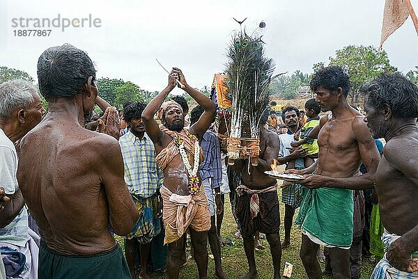 Pilger erleben nach einem Bad im Fluss Thamirabarani den Zustand der vollkommenen Vereinigung mit dem Herrn und halten kavadi während des Vaikasi Visakam Festivals in Tiruchendur  Tamil Nadu  Südindien  Indien  Asien