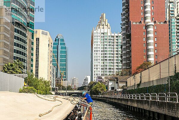 Wohngebiete und Geschäftsviertel am Khlong Saen Saep in der Mitte Bangkoks. Es gibt einen Bootsdienst mit einem Wasserbus  der die westlichen Stadtteile Bangkoks mit dem Chao Phraya Fluss verbindet