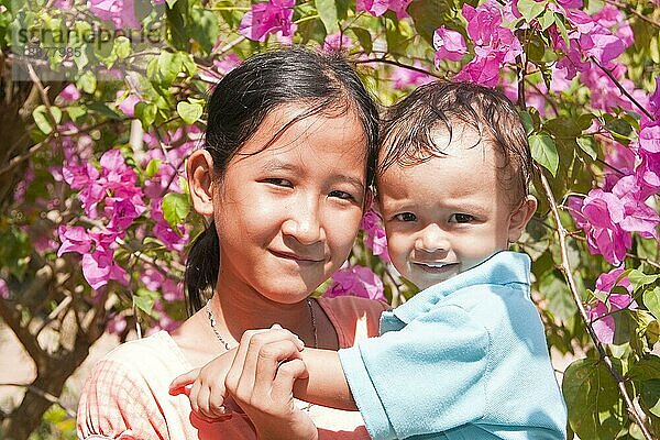 Mädchen und kleiner Junge auf Arm  Phu Quoc  Vietnam  Asien