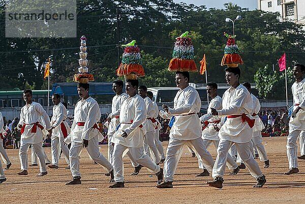 Karagattam Karagam-Tänzer bei einem öffentlichen Sportfest der Polizei in Coimbatore Tamil Nadu  Südindien  Indien. Volkstanz