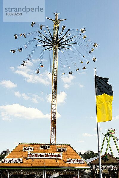 MÜNCHEN  DEUTSCHLAND 30. SEPTEMBER: Menschen in einer hohen Chairoplane auf dem Oktoberfest in München  Deutschland am 30. September 2015. Das Oktoberfest ist das größte Bierfest der Welt mit über 6 Millionen Besuchern pro Jahr. Foto aufgenommen von der Theresienwiese