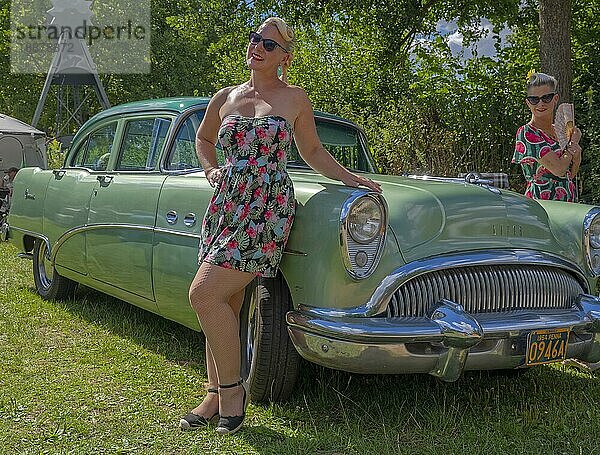 Amerikanischer Oldtimer Buick mit zwei Frauen