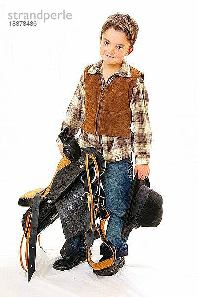 Junge mit Sattel und Hut  cowboy  freistellbar  Freisteller