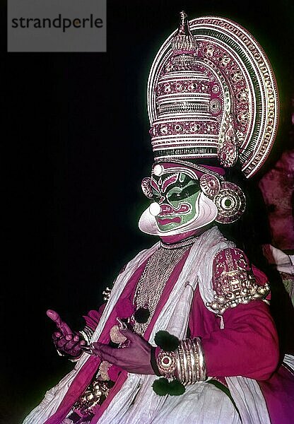 Kathakali kathi Charakter stellt die arrogante und böse in Kerala Kalamandalam  Cheruthuruthy in der Nähe von Soranur  Kerala  Südindien  Indien  Asien