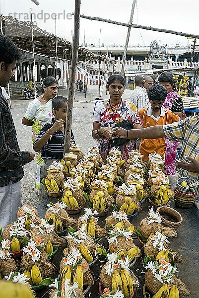 Ein Geschäft  das Pooja Puja Dinge im Lord Murugan Tempel in Thiruttani Tiruttani Tirutani  Tamil Nadu  Südindien  Indien  Asien verkauft  Asien