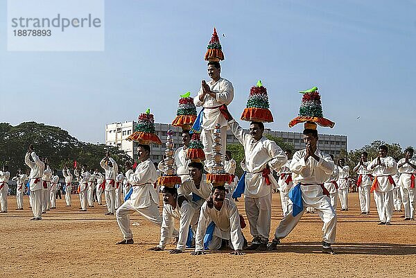 Karagattam Karagam-Tänzer bei einem öffentlichen Sportfest der Polizei in Coimbatore Tamil Nadu  Südindien  Indien. Volkstanz