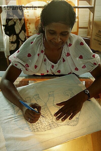 Frau bereitet Batik vor  Sri Lanka  Asien