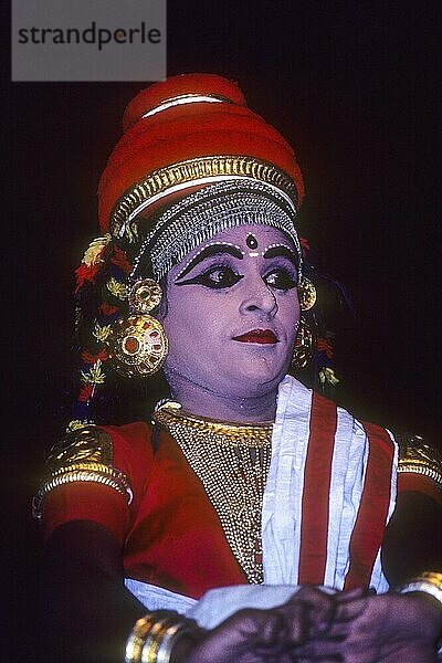 Koodiyattam Kodiyattom ist das sanskritische Theater von Kerala  das vor zwei Jahrtausenden entstanden sein soll. Kerala Kalamandalam in Cheruthuruthy oder Vallathol Nagar  Kerala  Südindien  Indien  Asien