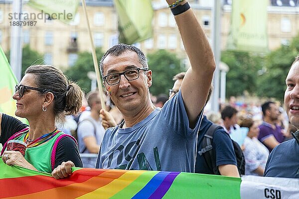 Cem Özdemir (Bündnis 90 Die Grünen)  Porträt  Christopher Street Day CSD  rund 7000 Parade-Teilnehmer demonstrieren unter dem Motto Mut zur Freiheit für Gleichberechtigung und Toleranz  Stuttgart  Baden-Württemberg  Deutschland  Europa