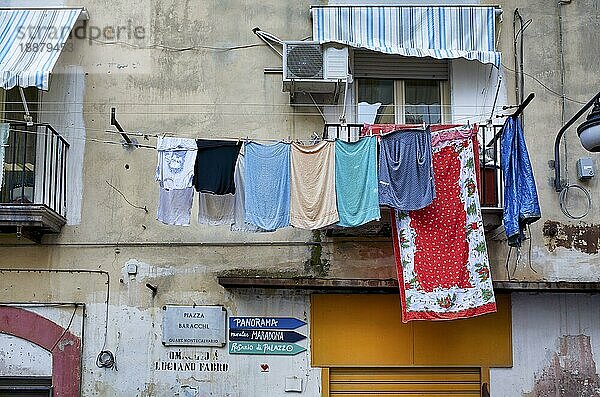 Neapel Kampanien Italien. Montecalvario in Quartieri Spagnoli (Spanische Viertel)  ein Teil der Stadt Neapel in Italien. Es ist eine arme Gegend  die unter hoher Arbeitslosigkeit und dem starken Einfluß der Camorra leidet. Das Gebiet besteht aus einem Netz von etwa achtzehn