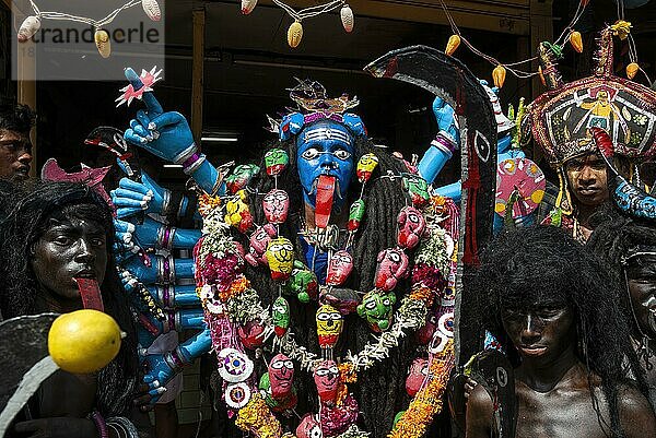 Das Bild des Mannes gekleidet als Göttin Kali in Dasara Dussera Dusera Festival in Kulasai Kulasekharapatnam in der Nähe von Tiruchendur  Tamil Nadu  Südindien  Indien  Asien