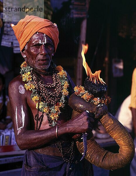 Ein Gläubiger hält eine Fackel und legt ein Gelübde im Ranganatha Tempel in Karamadai  Tamil Nadu  Südindien  Indien  Asien ab  Asien