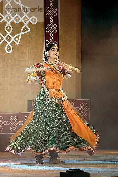 Kathak-Tanz beim Natiyanjali-Festival im Perur-Tempel  Tamil Nadu  Indien  Asien