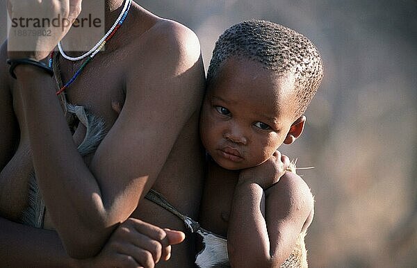 Bushman child on mother's back  africa  San  Buschmänner  Bushmen  Menschen  people  Kinder  children  Kalahari  Namibia  Buschmann-Kind auf dem Rücken der Mutter  Afrika