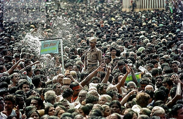 Besprengung der Menschen mit Brahmma theertham (heiliges Wasser) während des Mahamakham Mahamaham Mahamagam Festivals in Kumbakonam  Tamil Nadu  Indien  Asien