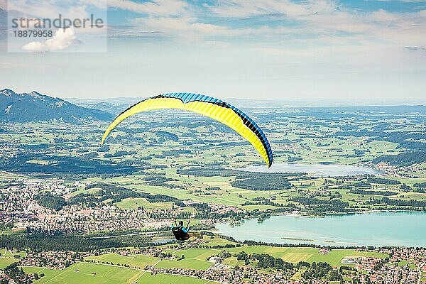 SCHWANGAU  DEUTSCHLAND 23. AUGUST: Unbekannter Gleitschirmflieger auf dem Tegelberg in Schwangau  Deutschland  am 23. August 2015. Der Tegelberg ist eines der beliebtesten Gleitschirmfluggebiete in Deutschland. Foto vom Tegelberg aufgenommen  Europa