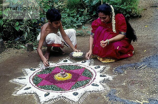 Aththapoovu oder Blumenschmuck beim Onam Fest in Aranmula  Kerala  Südindien  Indien  Asien