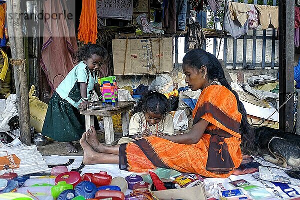 Ein Mädchen lernt in einem Bahnsteigladen in Chennai  Tamil Nadu  Indien  Asien