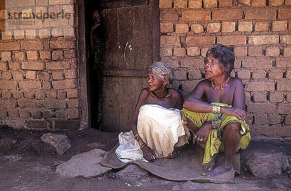 Muduga Stammesfrauen vor der Hütte sitzend ein Stammesdorf in der Nähe des Silent Valley  Kerala  Südindien  Indien  Asien