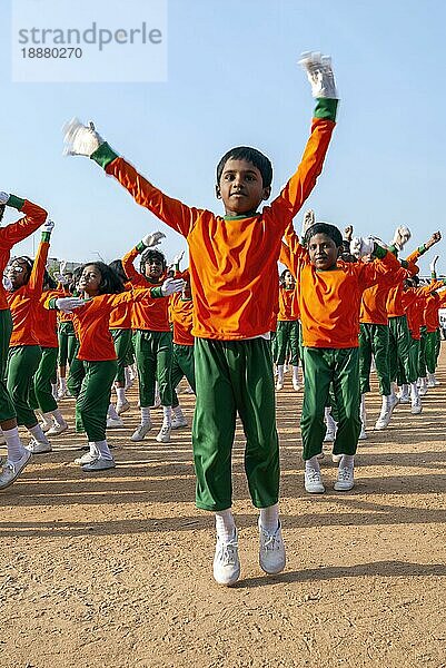 Kinder beim Exerzieren während des öffentlichen Sportfestes der Polizei in Coimbatore Tamil Nadu  Südindien  Indien  Asien