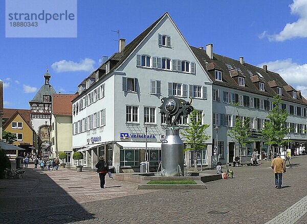 Brunnen in Form einer Kuh auf einer Milchkanne  Milchkuh  Ku (h) riosum  Altstadt Bietigheim-Bissingen  Baden-Württemberg  Deutschland  Europa