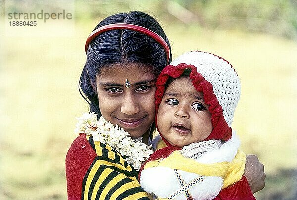 Toda Stammesfräulein mit Kind in Ooty Udhagamandalam  Nilgiris  Tamil Nadu  Südindien  Indien  Asien