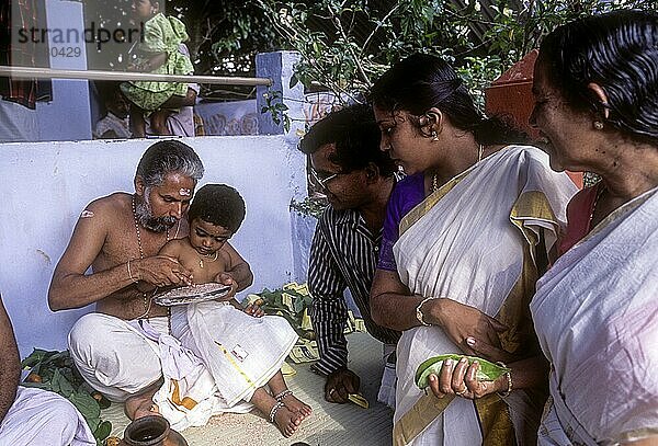 Ezhuthiniruthu-Zeremonie am Vijayadasami-Tag im Saraswathi-Tempel in Panachikadu bei Kottayam  Kerala  Südindien  Indien  Asien