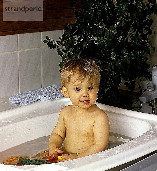 Junges Mädchen beim Baden  spielend