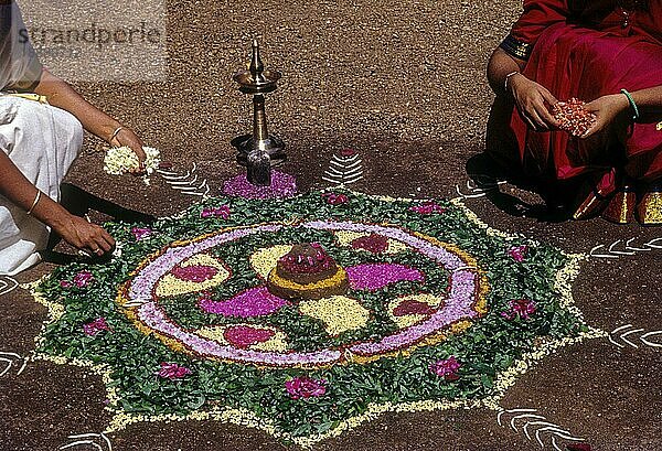 Aththapoovu Blumenschmuck während des Onam Festes in Aranmula  Kerala  Südindien  Indien  Asien