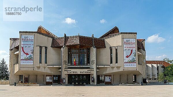 TARGU MURES  SIEBENBÜRGEN/RUMÄNIEN - 17. SEPTEMBER : Blick auf das Nationaltheater in Targu Mures  Siebenbürgen  Rumänien  am 17. September 2018. Zwei nicht identifizierte Personen  Europa