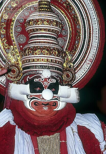 Kathakali Red Beard ein bösartiger und abscheulicher Typ Charaktere werden in dieser Form in Kerala Kalamandalam in Cheruthuruthy in der Nähe von Soranur  Kerala  Südindien  Indien dargestellt