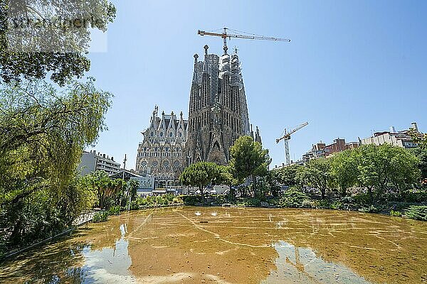 Außenaufnahme der Sagrada Família mit Park  Sühnekirche der Heiligen Familie  Architekt Antoni Gaudí  Barcelona  Katalonien  Spanien  Europa