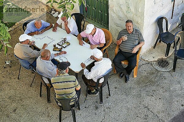 Jerusalem Israel. Ältere Menschen spielen Domino