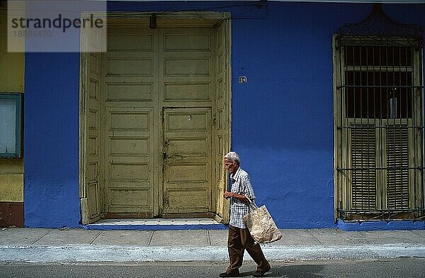 Old man with shopping bag  Sancti Spiritus  Cuba  Alter Mann mit Einkaufstasche  Sancti Spiritus  Kuba  Mittelamerika