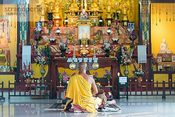 Japanischer Mönch in meditativer Haltung im Tempel der japanischen Friedenspagode in Unawatuna. Die buddhistische Stupa an der Südküste Sri Lankas ist ein Denkmal  das zum Frieden inspiriert
