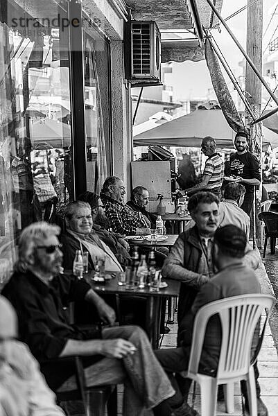 Bauernmarkt im Dorf Tymbaki in Süd Zentral Kreta. Die Straßenmärkte finden traditionell am Wochenende in den Straßen der Dörfer statt. Die ganze Bevölkerung von nah und fern kommt zu den Märkten