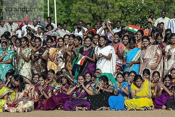 Eine Gruppe von Menschen versammelt sich während der Feierlichkeiten zum Unabhängigkeitstag in Chennai Madras  Tamil Nadu  Südindien  Indien  Asien