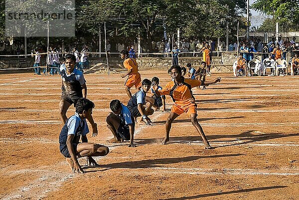 Jungen spielen Kho Kho in Coimbatore  Tamil Nadu  Südindien  Indien  Asien. Es ist eines der beiden beliebtesten traditionellen Tag-Spiele in Südasien  Asien