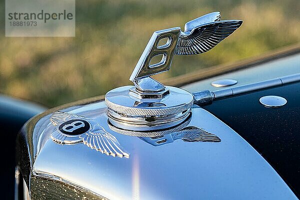 Nahaufnahme eines Bentley-Emblems