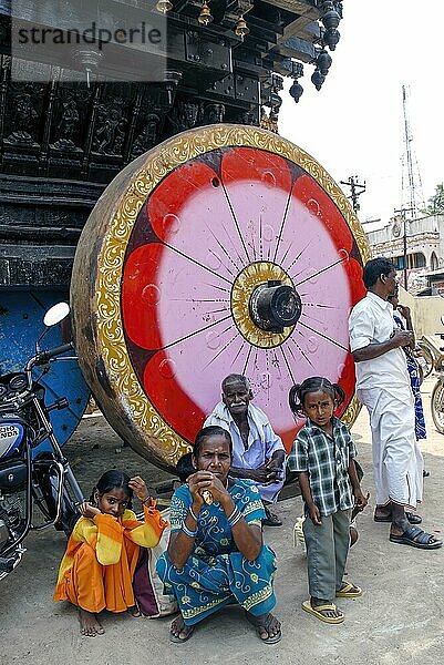 Eine Mutter mit ihren Kindern sitzt unter dem Wagenrad des Vedagiriswarar-Tempels in Thirukazhukundram Tirukalukundram in der Nähe von Mahabalipuram  Tamil Nadu  Südindien  Indien  Asien